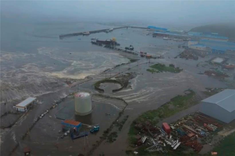 Die Folgen eines Tsunamis, der die Küstenregion von Sewero-Kurilsk auf der Insel Paramuschir der Kurilen-Inseln
