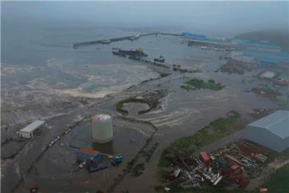 Die Folgen eines Tsunamis, der die Küstenregion von Sewero-Kurilsk auf der Insel Paramuschir der Kurilen-Inseln
