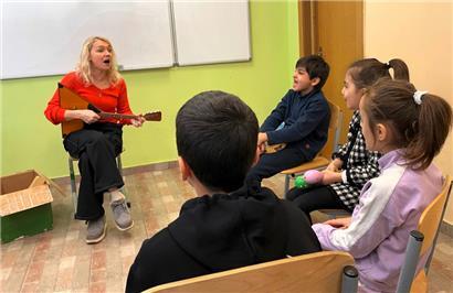 Die Folklore-Lehrerin Anna Orlowa leitet das Projekt „Wanderkinder“, das an einer Privatschule im Moskauer Umland Kindern aus Zentralasien Russisch-Unterricht gibt. An einem Samstag im Dezember übt sie mit Sechs- bis Achtjährigen russische Volkslieder. 
