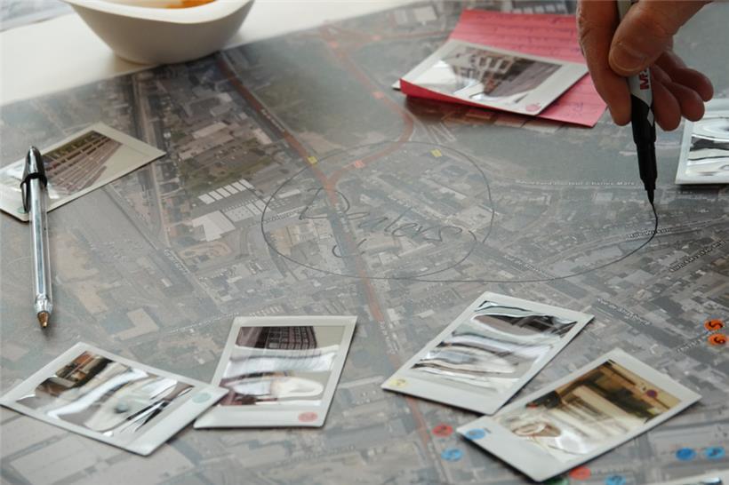 Die Fotos konnten nach dem Spaziergang gedruckt, auf einen Plan des Stadtviertel...