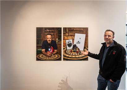 Die Fotos von Andrés Lejona zeigen die interviewten Nachfahren der im Kulturjahr 2007 vorgestellten Menschen. Die von ihnen ausgesuchten Objekte erzählen eine ganz eigene Geschichte.
