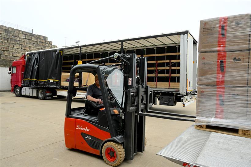 Die Fracht wird verladen – ein Scanner kostet rund 35.000 Euro
