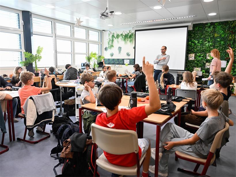 Nachwuchsjournalisten stellen die richtigen Fragen: Zu Besuch in der Grundschule in Münsbach Die Fragen gingen den Nachwuchsjournalisten auch nach zwei Stunden noch nicht aus