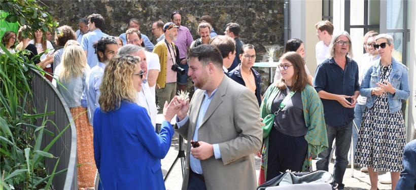 Die Fraktion der Grünen ist zufrieden mit ihrer Arbeit und spendet auch den fünf...