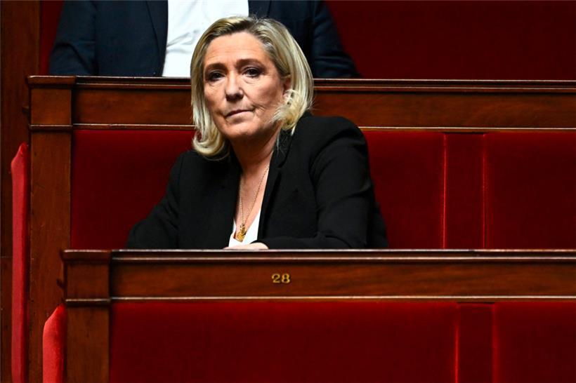 Die Fraktionsvorsitzende des Rassemblement National, Marine Le Pen, schaut während einer Fragestunde an die Regierung in der Nationalversammlung in Paris am 3. Dezember 2024 zu
