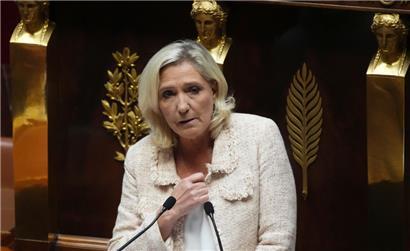 Die Fraktionsvorsitzende des Rassemblement National, Marine Le Pen, spricht in der Nationalversammlung vor einer Vertrauensabstimmung im Parlament über den damaligen französischen Premierminister Bayrou. Frankreichs Rechtspopulistin Marine Le Pen ist vor dem Staatsrat mit dem Versuch gescheitert, dem vorläufigen Ausschluss von Wahlen zu entgehen, den ein Gericht gegen sie verhängt hatte.
