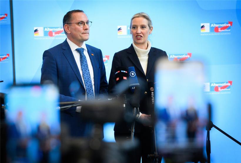 Die Fraktionsvorsitzenden der AfD, Alice Weidel (rechts) und Tino Chrupalla, nach der konstituierenden Sitzung der AfD-Fraktion im Deutschen Bundestag

