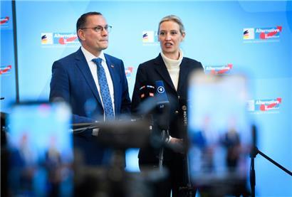Die Fraktionsvorsitzenden der AfD, Alice Weidel (rechts) und Tino Chrupalla, nach der konstituierenden Sitzung der AfD-Fraktion im Deutschen Bundestag
