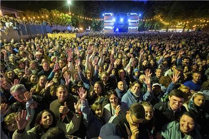 Besucher genießen 2025 die Francofolies Musikfestival in der grünen Lunge von Esch, Luxemburg