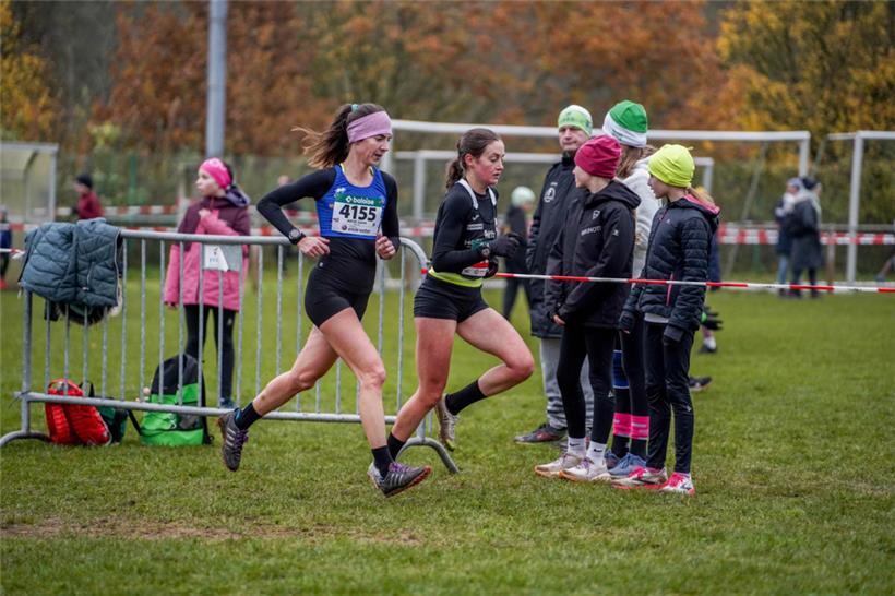 Die Französin Laura Ripplinger (r.) und Celtic-Läuferin Zsanett Moczo lieferten ...