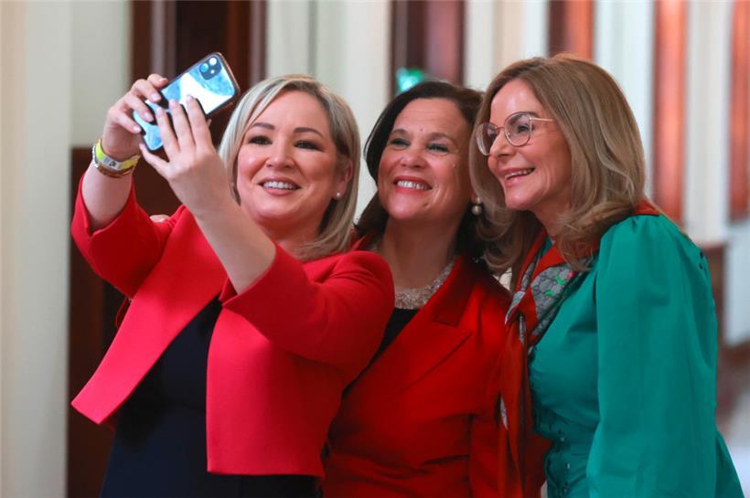 Die Frauen von Sinn Fein freuen sich: (v.l.n.r.) Vizepräsidentin Michelle O’Neill, Partei-Präsidentin Mary Lou McDonald und Tina Black, die einen Sitz gewonnen hat
