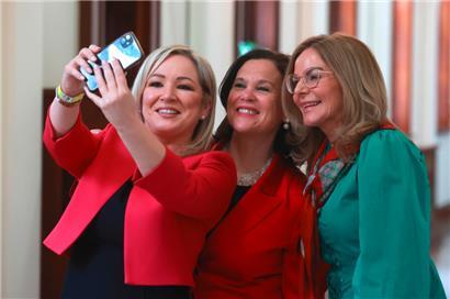 Die Frauen von Sinn Fein freuen sich: (v.l.n.r.) Vizepräsidentin Michelle O’Neill, Partei-Präsidentin Mary Lou McDonald und Tina Black, die einen Sitz gewonnen hat
