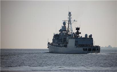Die Fregatte „Augsburg“ der Deutschen Marine verlässt den Marinehafen. Die Fregatte „Augsburg“ übernahm den deutschen Anteil im Einsatz der Operation „Sophia“ vor der Küste von Libyen.
