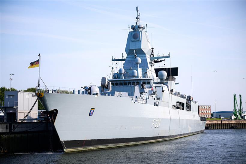 Die Fregatte „Hessen“ liegt im Hafen des Marinestützpunktes Wilhelmshaven. Vom Februar bis April 2024 war sie im Rahmen von EUNAVFOR (European Naval Force) Aspides im Roten Meer im Einsatz
