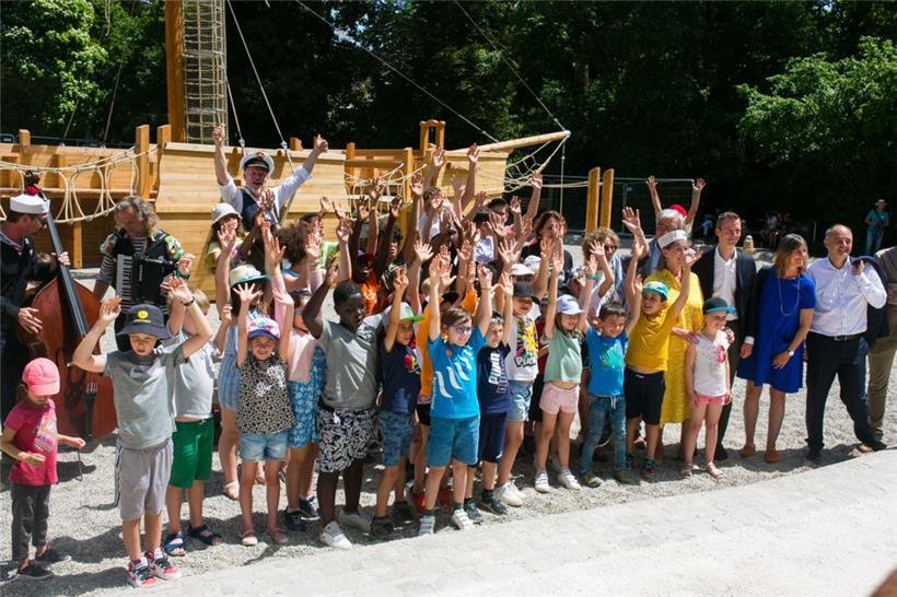 Die Freude bei den Kindern ist groß, denn endlich können sie wieder den Abenteuerspielplatz im hauptstädtischen Park kapern 
