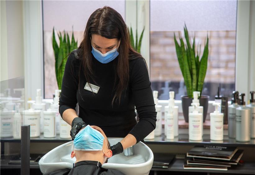 Die Friseurin Christina Helmling wäscht einer Kundin die Haare in ihrem Frisörgeschäft im luxemburgischen Wasserbillig
