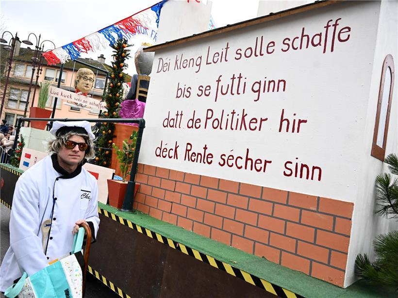 Fuesboken-Team zeigt deutlichen Frust bei Bau ihres Wagens, klare Botschaft ohne viel Zwischenzeilen.