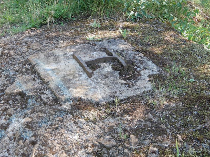 Die Fundamente vieler Strommasten sind im Gebüsch auch heute noch zu erkennen
