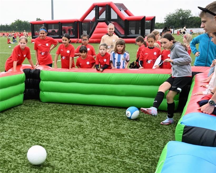 Die Fußball-Billardkugeln mussten diesmal ins Schwarze
