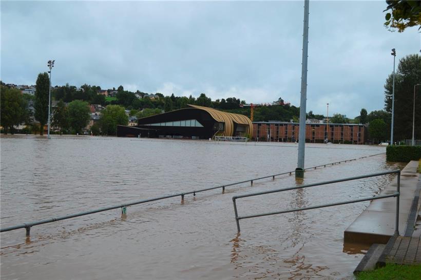 Die Fußballplätze in Ettelbrück stehen einen Meter tief unter Wasser