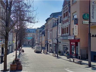 Die Fußgängerzone in der Differdinger Avenue de la Liberté ist am Mittwochmittag verwaist
