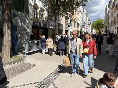Freitag in belebter Fußgängerzone mit Absperrungen für Veranstaltung oder Baustelle im Hintergrund