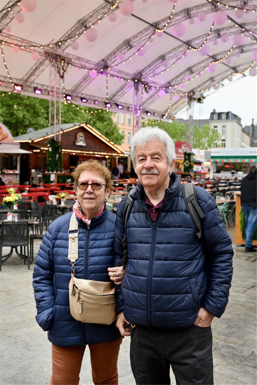 Die Gäste Henriette und Alain Laroche aus Frankreich sind begeistert von dem, wa...