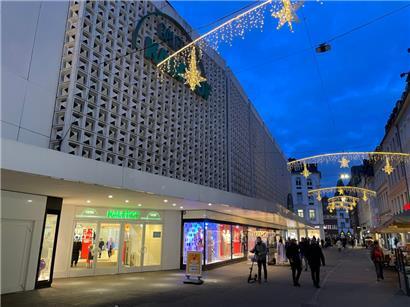 Die Galeria-Kaufhof-Filiale in der Trierer Fleischstraße mit Weihnachtsbeleuchtung
