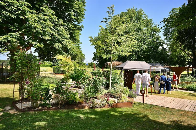 Gartenanlage in der Stadt zur Verschönerung und Förderung der Biodiversität mit Pflanzen und Blumen