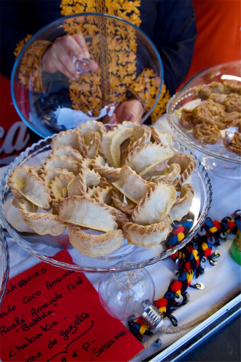 Die Gazellenhörnchen mit Mandelpaste sind ein traditionelles marokkanisches Dessert, das mit viel Sorgfalt von Hand gefertigt wurde
