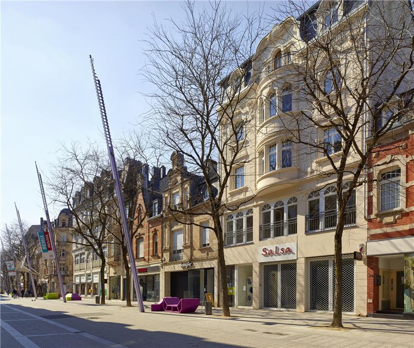 Die Gebäudegruppe Nr. 62-80 wurde schrittweise in Geschäftshäuser umgewandelt. Gebäude Nr. 78 wurde 1929 zum Konfektionsgeschäft „Bon Marché“ vergrößert.
