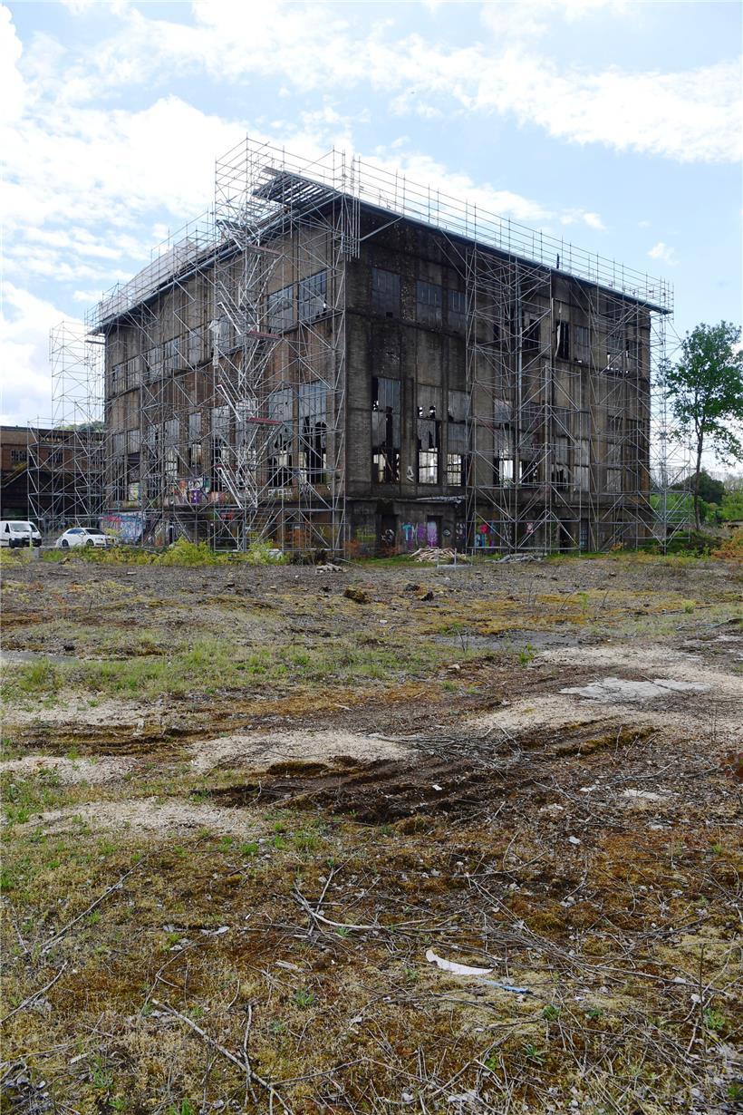 Die Gebläsehalle. Das Gerüst dient dem Anbringen einer Schutzplane, um Asbest-si...