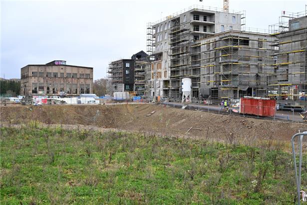 Die Gebläsehalle im neuen Viertel „Rout Lëns“ soll mit ihren sehr dünnen Wänden und großen Glasfronten für Sport- und Freizeitaktivitäten genutzt werden – gegenüber entstehen aktuell die Wohnkomplexe „D’Haus“ und „Liicht“
