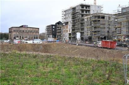 Die Gebläsehalle im neuen Viertel „Rout Lëns“ soll mit ihren sehr dünnen Wänden und großen Glasfronten für Sport- und Freizeitaktivitäten genutzt werden – gegenüber entstehen aktuell die Wohnkomplexe „D’Haus“ und „Liicht“
