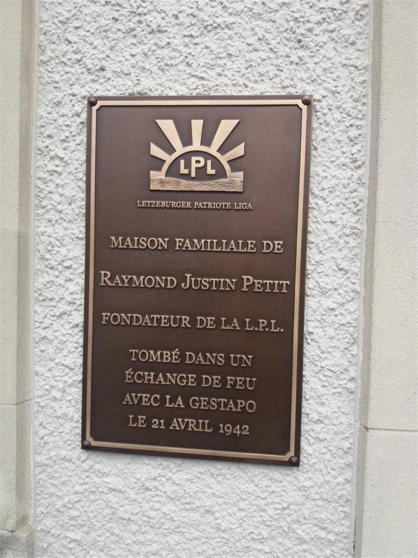 Die Gedenkplakette ist von der Familie des Widerstandskämpfers selbst entfernt w...