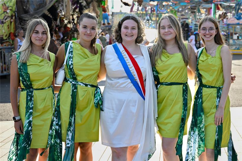 Die „Geenzekinnigin“ und ihr Hof beim Fouerbesuch 2024
