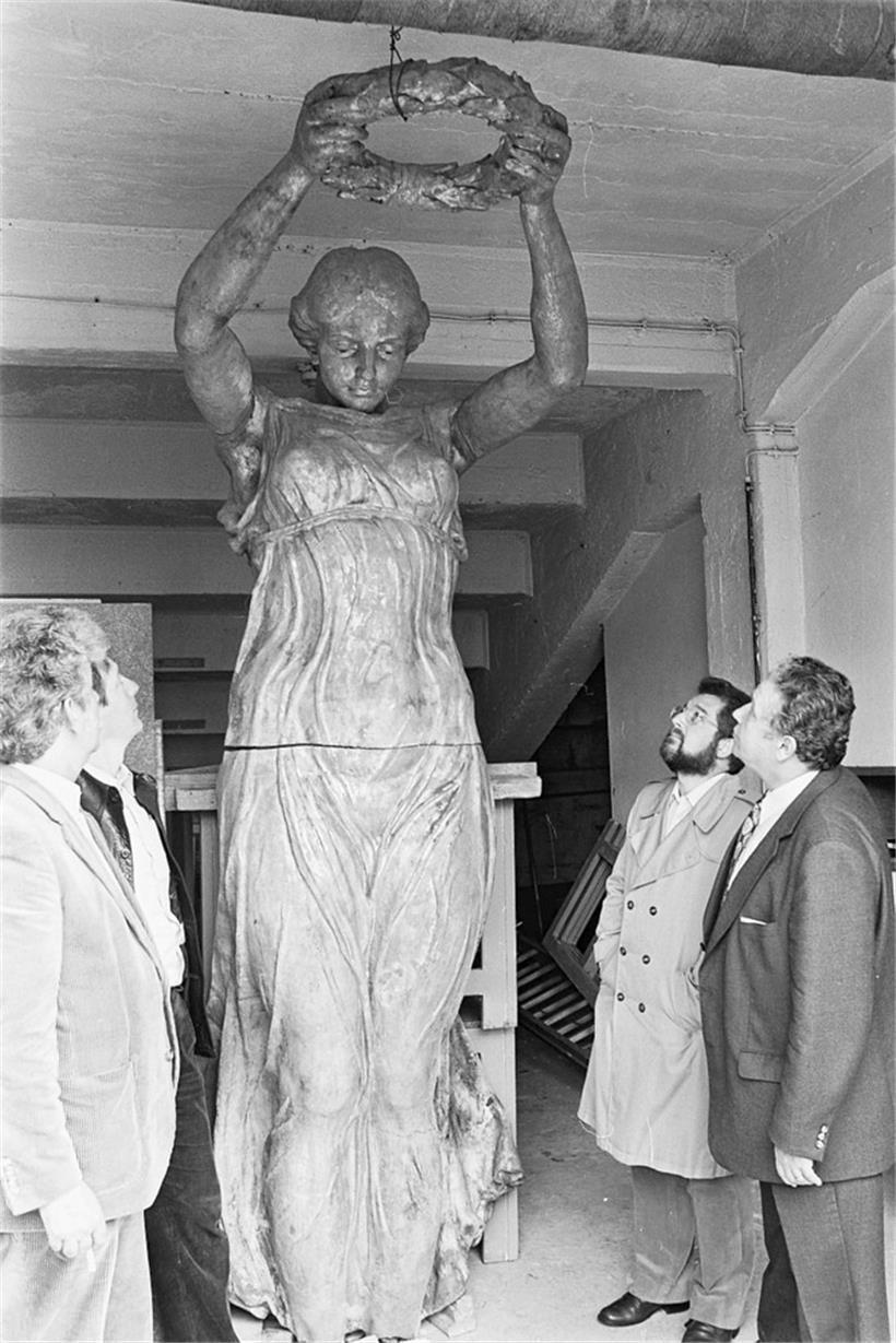 Die „Gëlle Fra“ nach ihrer Wiederentdeckung 1981. In Teilen lag sie unter der Tribüne des Josy-Barthel-Stadions begraben.
