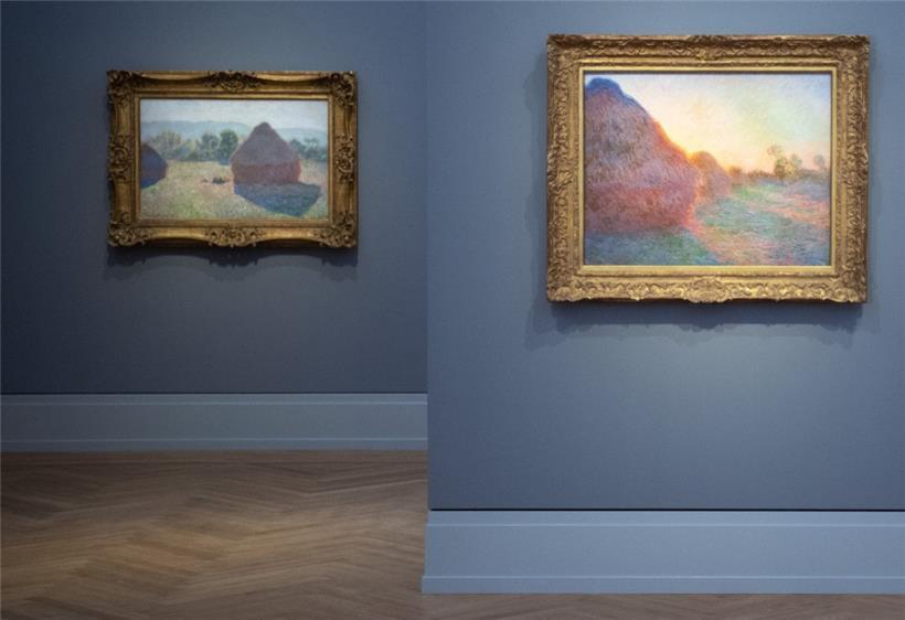 Die Gemälde „Getreideschober in der Mittagssonne“ (1890, l) und „Getreideschober“ (1890) sind in der Ausstellung „Monet.Orte“ im Museum Barberini zu sehen.
