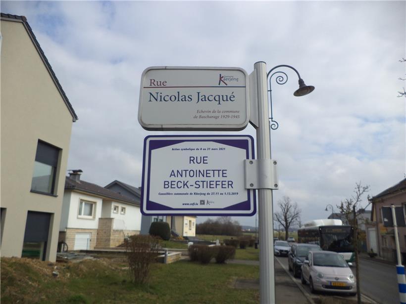 Die Gemeinde Käerjeng bringt die symbolischen Straßenschilder unter den alten an
