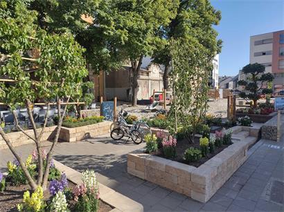 Provisorische Blumenbeete und Spielplatz auf Place des Remparts ersetzen Parkplätze in der Gemeinde
