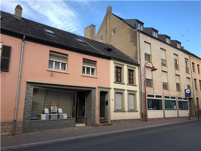Die Gemeinde kauft für 600.000 Euro das Haus (helle Fassade) zwischen den beiden Gebäuden, die bereits in kommunaler Hand sind
