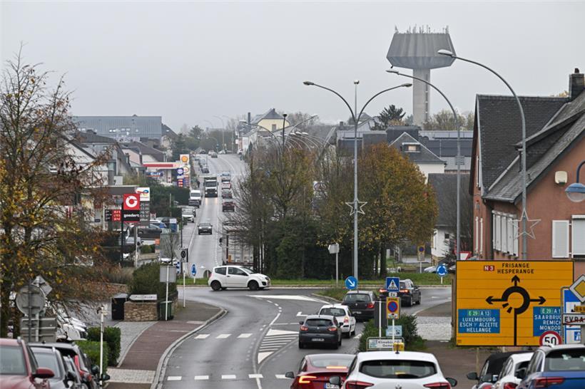 Die Gemeinde liegt direkt an der Grenze zu Frankreich und ächzt unter dem Verkeh...