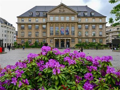 Historisches Rathausgebäude von Esch-sur-Alzette bei sonnigem Wetter, Stadtzentrum Luxemburgs