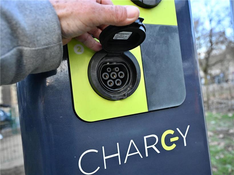 Gemeindemitglieder installieren Ladestationen für Elektroautos als Teil des Ausbaus der Luxemburger Ladeinfrastruktur