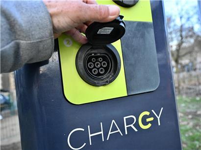 Gemeindemitglieder installieren Ladestationen für Elektroautos als Teil des Ausbaus der Luxemburger Ladeinfrastruktur