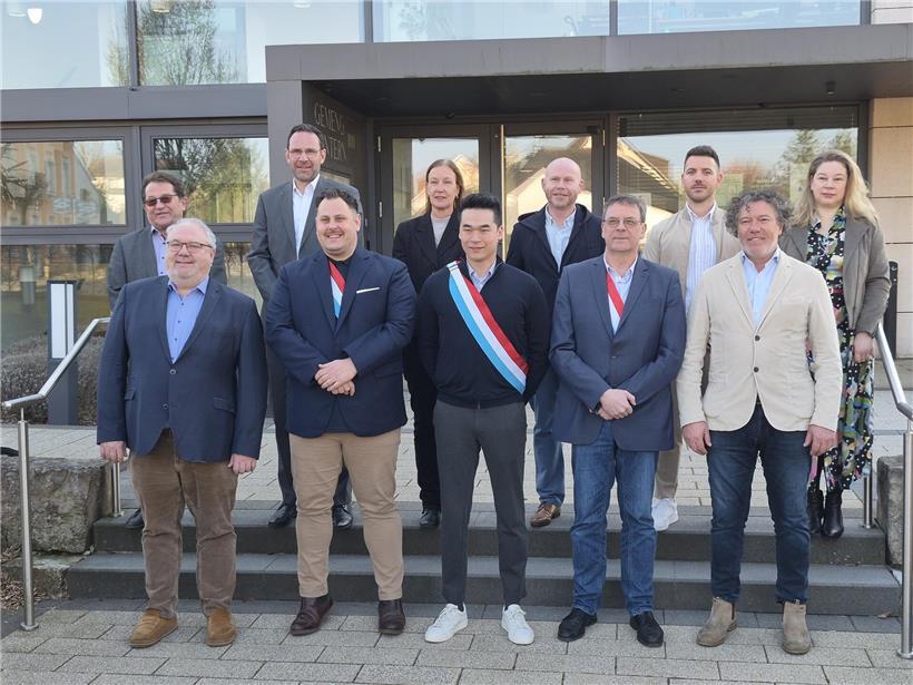 Gemeinderäte posieren für Gruppenfoto am Mittwoch, Marco Schmit oben links, Nathalie Schlesser-Coutelier mittig oben