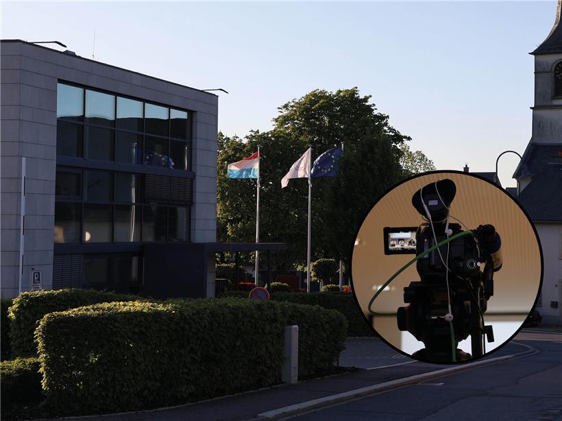 Gemeinderatssitzung live verfolgen, Rathaus Sitzungssaal mit Mikrofonen und Teilnehmern im Gespräch