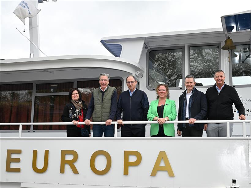 Gemeindevertreter Anne Wolf, Romain Kill, Jacques Sitz, Helen Hammond, Ralf Uhlenbruch und Michel Gloden auf dem Schiff Prinzessin Marie Astrid Europa