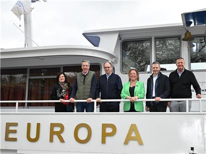 Gemeindevertreter Anne Wolf, Romain Kill, Jacques Sitz, Helen Hammond, Ralf Uhlenbruch und Michel Gloden auf dem Schiff Prinzessin Marie Astrid Europa