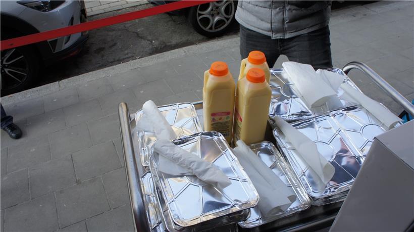 Die Gerichte werden in Schalen ausgegeben und müssen im Freien verzehrt werden
